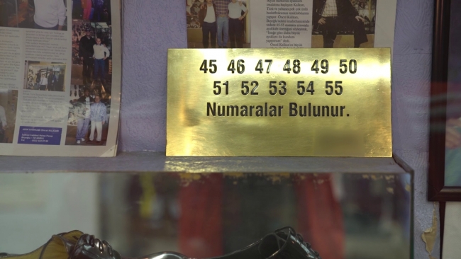 Büyük ayakkabılara büyük emek harcayan usta